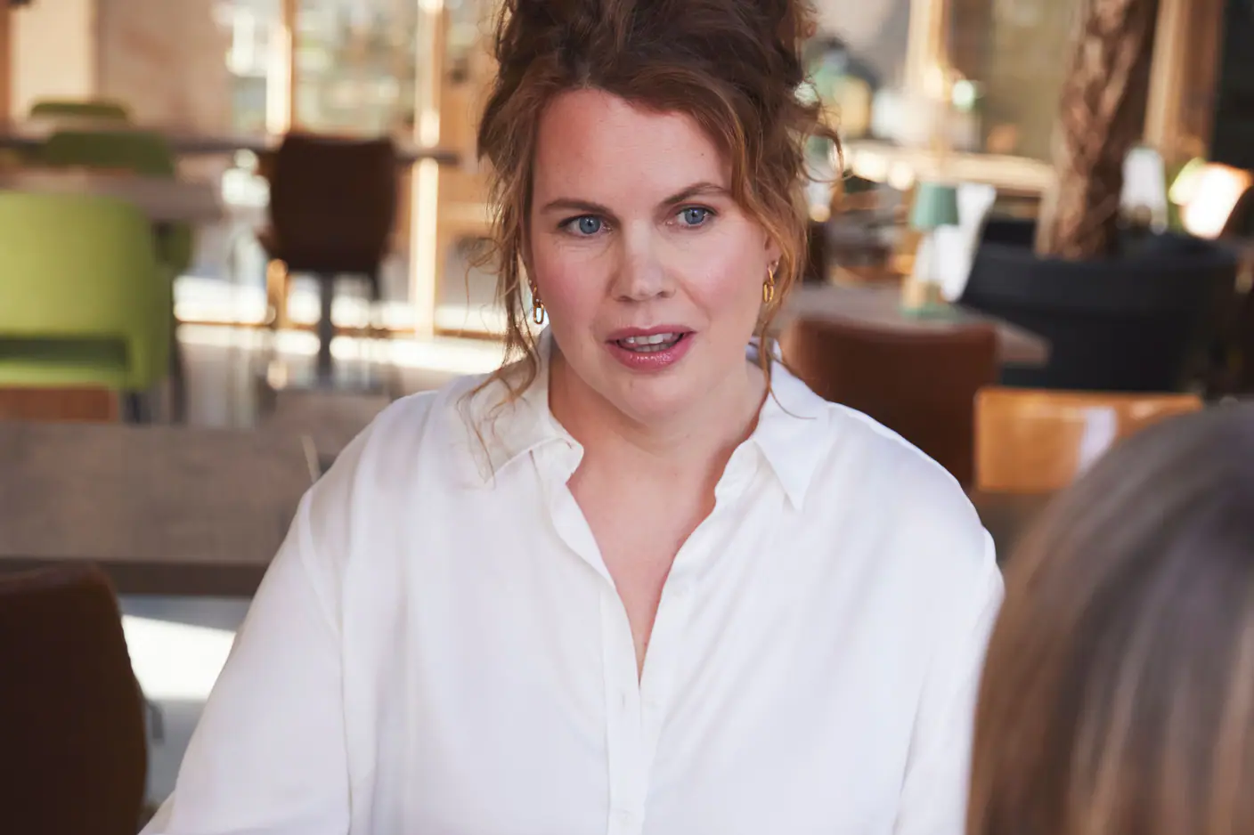 Sandra tijdens een werksessie aan tafel